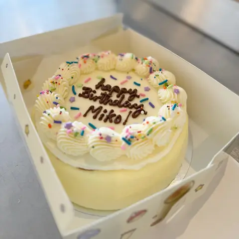 Personalized and decorated single layer cheesecake